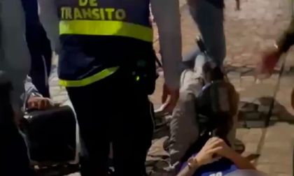 Motociclista llora en pleno operativo y abraza su moto para evitar que le inmovilicen la moto en Cali