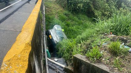 Imagen de  Vehículo colisionó contra un muro y cayó a un abismo en la Autopista: una persona falleció