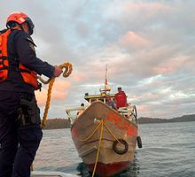 Armada rescató a cuatro personas que permanecieron dos días a la deriva en el Pacífico