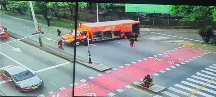 Imagen de Encapuchados se tomaron un camión y bloquearon vía en la U. de A. La Policía intervino