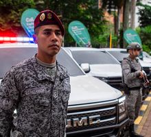 Entregan camionetas y subsidios de vivienda a la Fuerza Pública en Cali