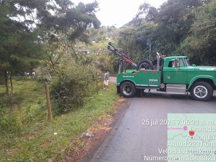 Imagen de Continúa cerrada la vía Granada – San Carlos por maniobras de extracción de bus accidentado