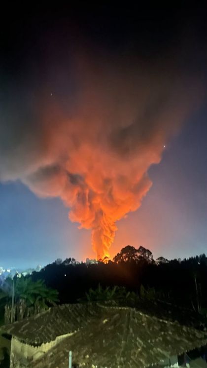 Imagen de  Amplio operativo para controlar incendio de grandes proporciones en La Laja, Rionegro