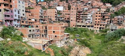Imagen de  Pese a operativos y recomendaciones, persisten construcciones irregulares junto al puente de La Asomadera en Medellín