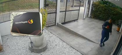 Imagen de  Atención a esta estafa: suplantan al Banco de Bogotá, entregan una tarjeta de crédito falsa y realizan compras por más de $16 millones