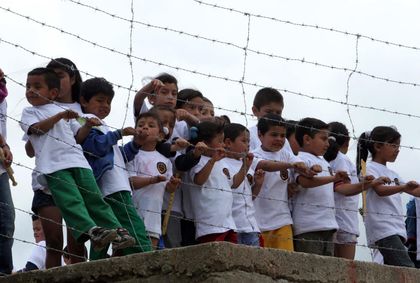 Imagen de Cada quince días una escuela colombiana queda atrapada en el fuego cruzado del conflicto