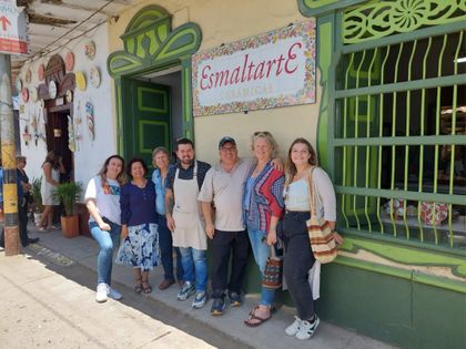 Imagen de  Embajador (e) de EE. UU. visitó El Carmen para conocer el proceso de decoración de la cerámica