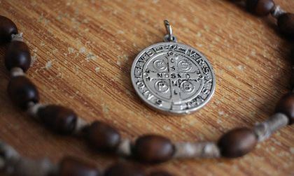Conozca los poderes de la Medalla de San Benito, un sacramental que se usa contra el mal y en rituales de exorcismo
