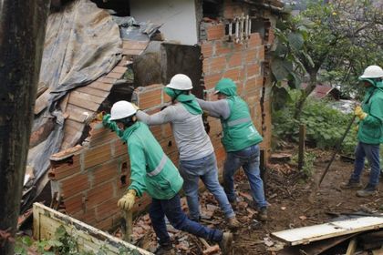 Imagen de  Demolieron 10 construcciones que invadían zona protegida del cerro Pan de Azúcar de Medellín