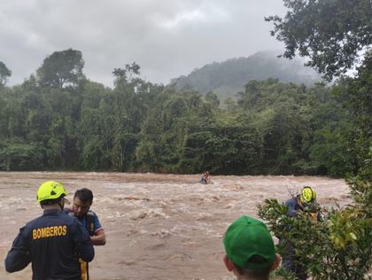 Imagen de ¡Una piedra los salvó! Así fue el rescate de dos turistas tras creciente súbita en río de San Rafael