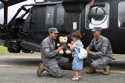 Imagen de  Niña que nació en helicóptero de la FAC se reencontró con la tripulación que atendió su parto en pleno vuelo