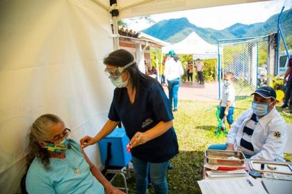 Imagen de  Con solo presentar la cédula, mayores de 45 años podrán vacunarse contra el COVID-19