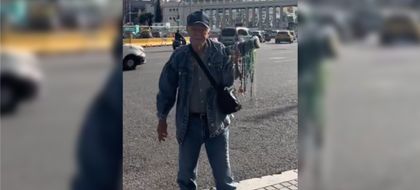 Imagen de  Santuariano de 78 años causa sensación vendiendo camándulas y rosarios en Barcelona, España