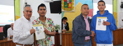 Imagen de Jóvenes víctimas de la violencia en El Carmen recibieron libretas militares