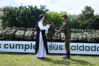 Imagen de  Nueva entrega de elementos adquiridos con recursos de la tasa de seguridad: 500 morrales de dotación al Ejército