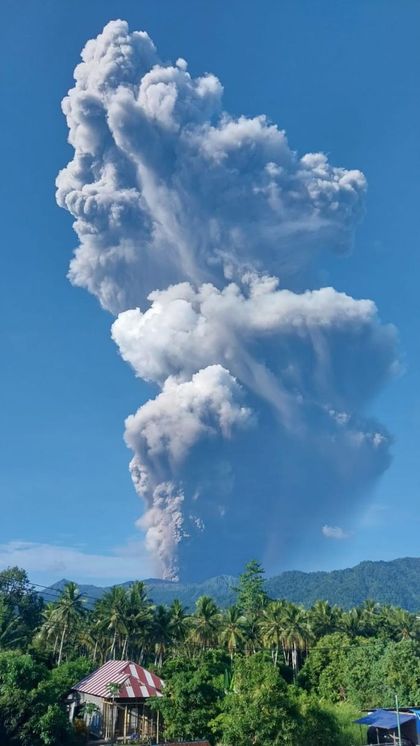 Imagen de  Erupción de volcán deja tres senderistas muertos y 17 rescatados en Indonesia