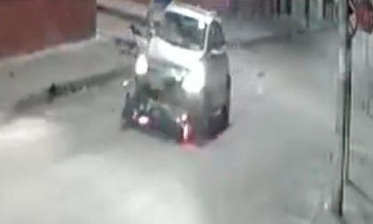 Conductor de vehículo atropelló a motociclista y lo arrastró por varias cuadras