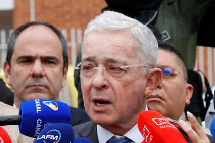 Imagen de  Álvaro Uribe, antes de declarar en la Fiscalía: «Acudo a decir que no he sido asesino»