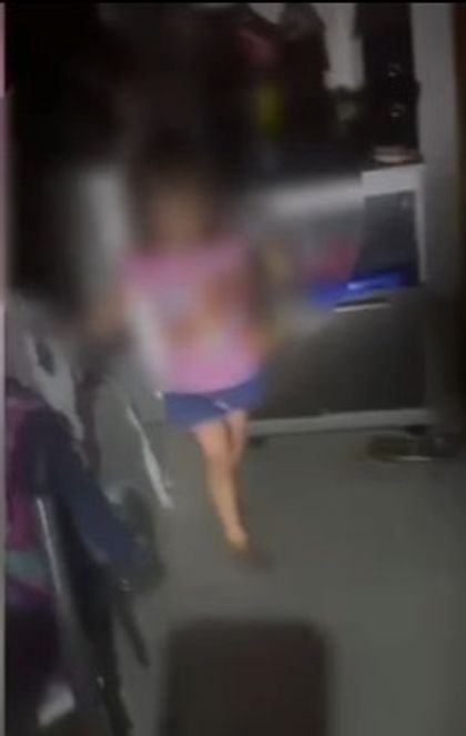 Imagen de  Policía y bomberos rescataron a una niña de 4 años que estaba sola en una vivienda en Medellín