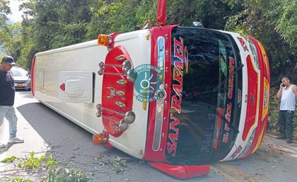 Imagen de En imágenes: bus con cuatro ocupantes se volcó en la vía San Rafael-Guatapé
