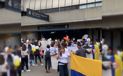 Imagen de Trabajadores del sector turístico volvieron a exigir soluciones de Viva Air en el aeropuerto de Rionegro