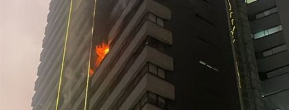 Imagen de Noche de las Velitas terminó con seis heridos y un perro muerto por incendio en unidad residencial en Medellín