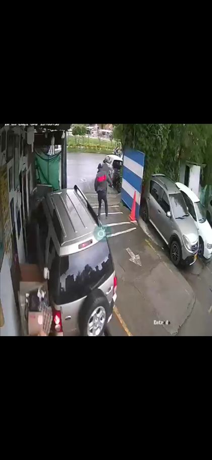 Imagen de  Saliendo de un parqueadero, hombre atropelló a dos personas en Marinilla