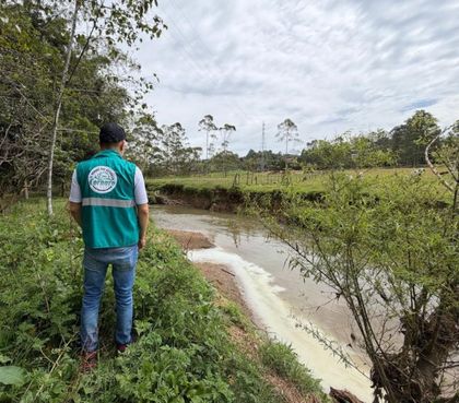 Imagen de  Cornare impone medida preventiva por vertimiento que cambió el color de la quebrada La Mosca en Rionegro