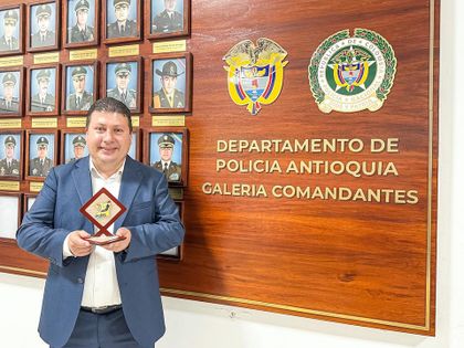 Imagen de Policía Nacional condecoró al alcalde de Guarne por su labor en seguridad ciudadana