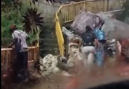 Imagen de  Varias personas tuvieron que limpiar una quebrada a la que habían lanzado escombros y basura en Villatina