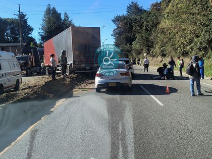 Imagen de En video: aparatoso accidente de tractocamión y motocicleta dejó una persona gravemente herida