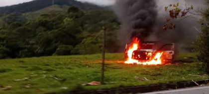 Imagen de Buscan a hombres armados que incineraron un vehículo en San Rafael y dispararon a sus ocupantes
