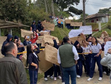Imagen de Legalización del predio y llegada de personal, compromisos tras protestas en colegio de El Carmen