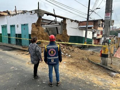 Imagen de Colapsó la fachada de una vivienda abandonada en el Alto del Medio, en Rionegro