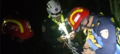 Imagen de Bomberos rescataron a tres personas que estaban atrapadas en una cascada en zona rural de La Ceja