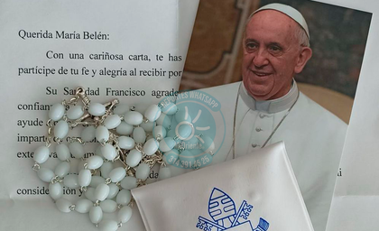 Imagen de La niña de Rionegro que recibió una carta del papa Francisco y aún conserva el recuerdo enmarcado