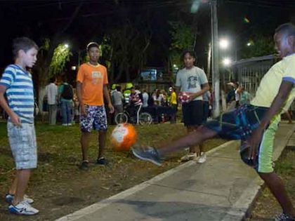 Iluminación transforma parques del oriente de Cali