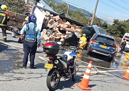 Imagen de  Video: accidente entre tractocamión y otros vehículos colapsó la autopista Norte