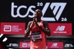 Imagen de El keniano Sabastian Sawe bate el récord mundial de maratón con 1h59:30