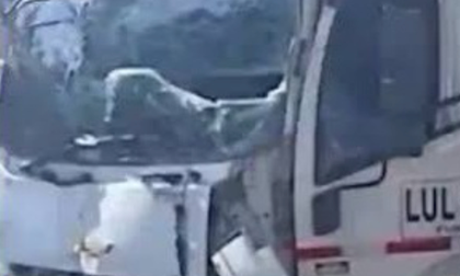 Camión a toda velocidad embistió a una ambulancia y aplastó dos motocicletas, dos mujeres perdieron la vida