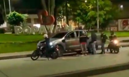 Video muestra asalto a mano armada en plena vía pública