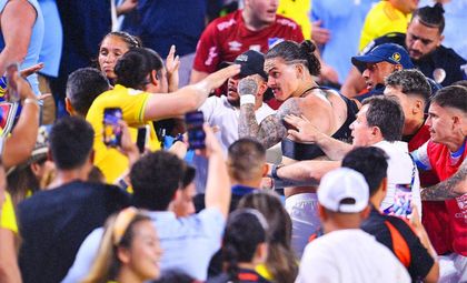 Imagen de  ¿Habrá sanciones? Origen de la pelea entre jugadores uruguayos e hinchas colombianos al finalizar el partido