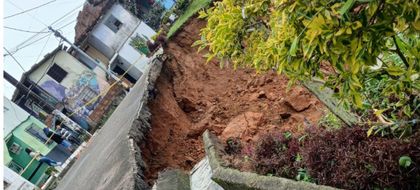 Imagen de  Autoridades ordenan evacuación en nueve viviendas en Granada tras deslizamiento en el sector La Paz