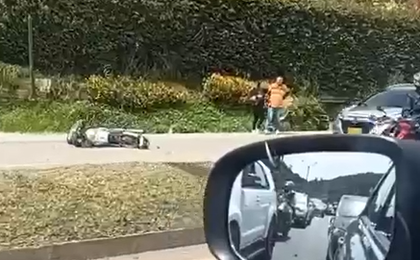 Imagen de Motociclista falleció tras chocar con separador y ser atropellado por bus en autopista Bogotá-Medellín