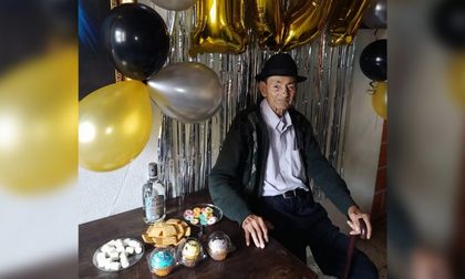 107 años: Julio Saldarriaga celebró su cumpleaños bailando y tomando ron