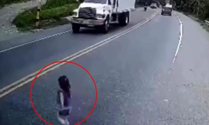 Imágenes sensibles: menor de edad por poco es víctima de tragedia en carretera; motociclista la “salvó”