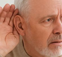 La pérdida de audición en adultos mayores eleva el riesgo de Alzheimer