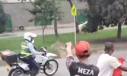 Motociclistas acorralan a guarda de tránsito en Cali