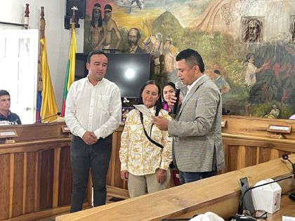 Imagen de  Recicladora de oficio de Argelia recibió insignia de las manos del Concejo municipal