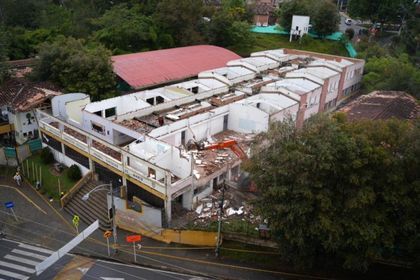 Imagen de  Tras 153 años de historia, comenzó demolición de la Normal Superior de María para dar paso a la Ciudadela Educativa 4.0